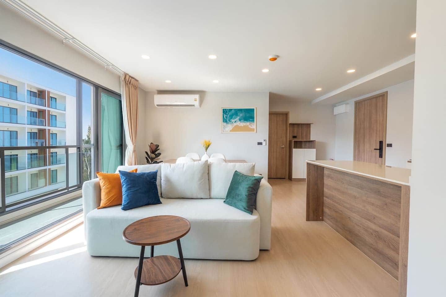 Living room opening onto the balcony