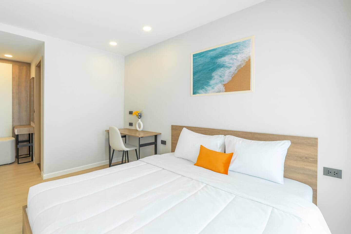 Second bedroom with desk at Bella Space