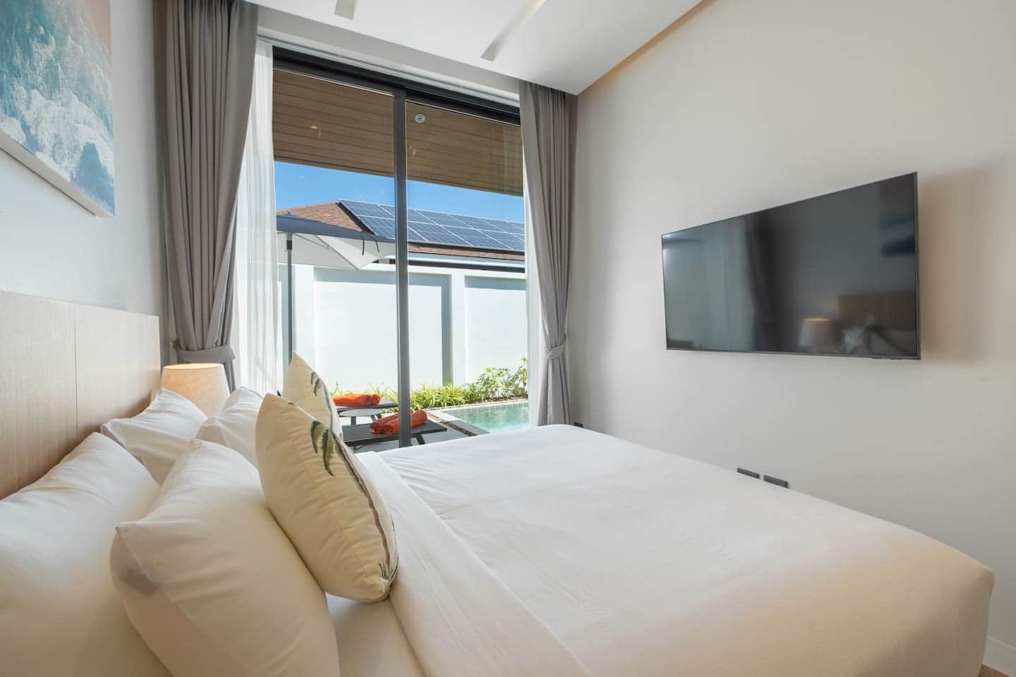 Bedroom with TV and garden outlook at Villa Belplaya
